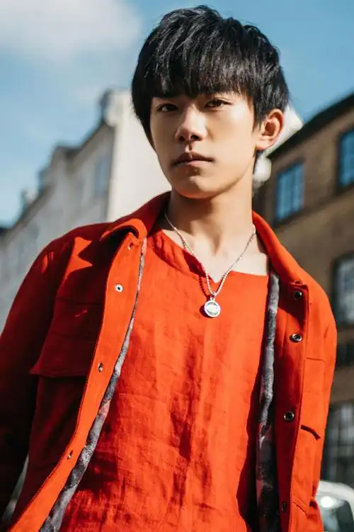 易烊千玺丹麦街拍曝光 街头吃冰淇淋呆萌乖巧