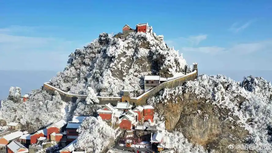 站在世界文化遗产"武当山金顶眺望,巍巍群山银装素裹,玉树琼枝