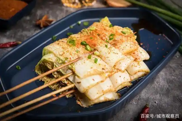 烤好的娃娃菜依旧是汁水充足,香味四溢,爽口入味! 烤黄喉小串