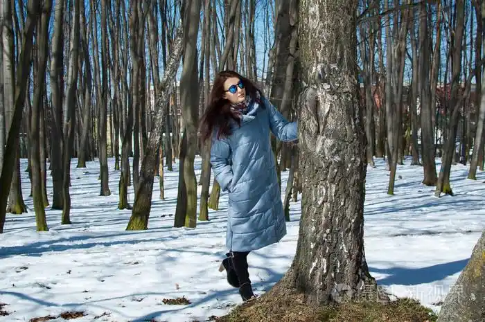 在早春期间, 公园里户外赤脚站在户外的户外, 戴着