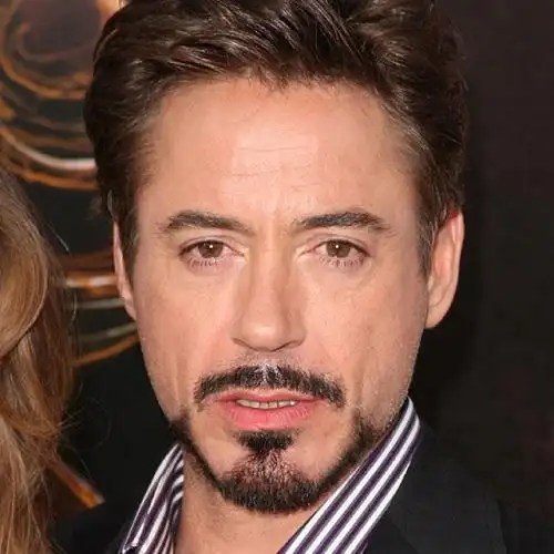 留这种胡型一定要有较短的尖胡子,上唇胡子也是尖尖的并且要打蜡,脸颊