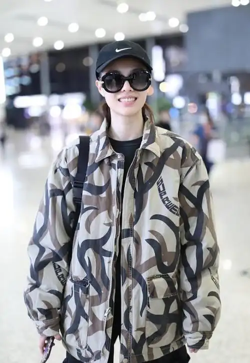 钟楚曦现身机场男友风夹克搭工装裤酷劲十足脸太小显墨镜大