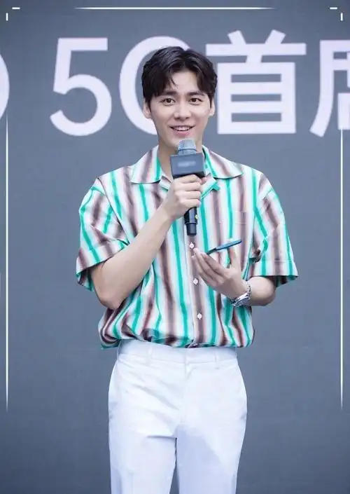 李易峰穿搭可以说是精致简约恰到好处 暖男范十足,感觉又帅了