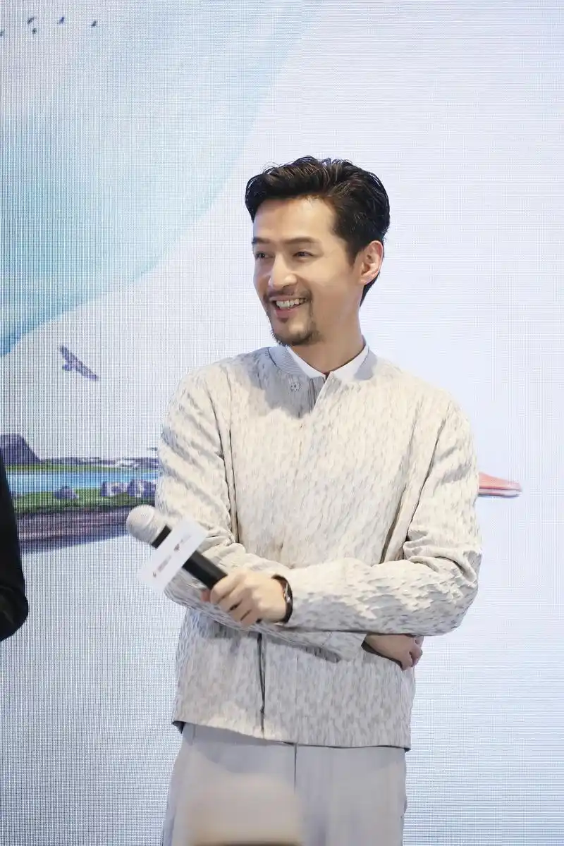 胡歌身穿休闲装胡子造型亮相尽显成熟稳重气质