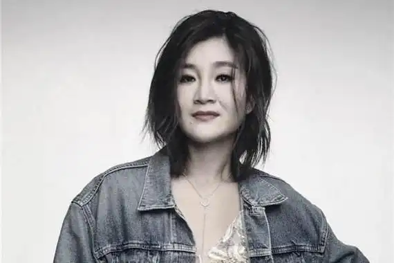 降央卓玛:嫁普通老公,给5个兄弟买车,被婆婆当亲女儿疼爱