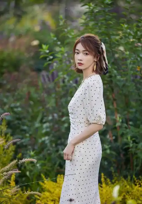 吴谨言春日户外写真上线,穿一条波点连衣裙,清新文艺又温柔!