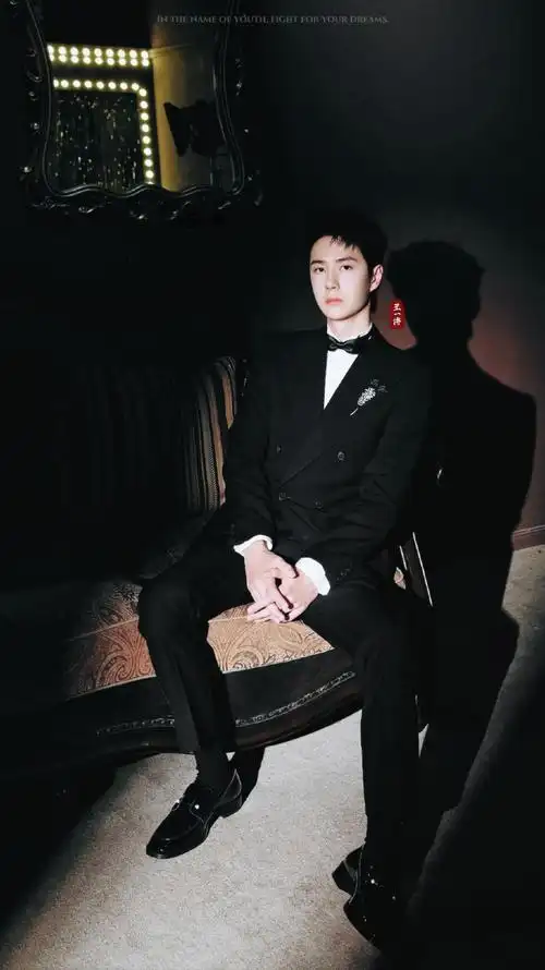 向全世界安利王一博#wyb#王一博酷盖#黑色西装搭配领结,胸针璀璨星光