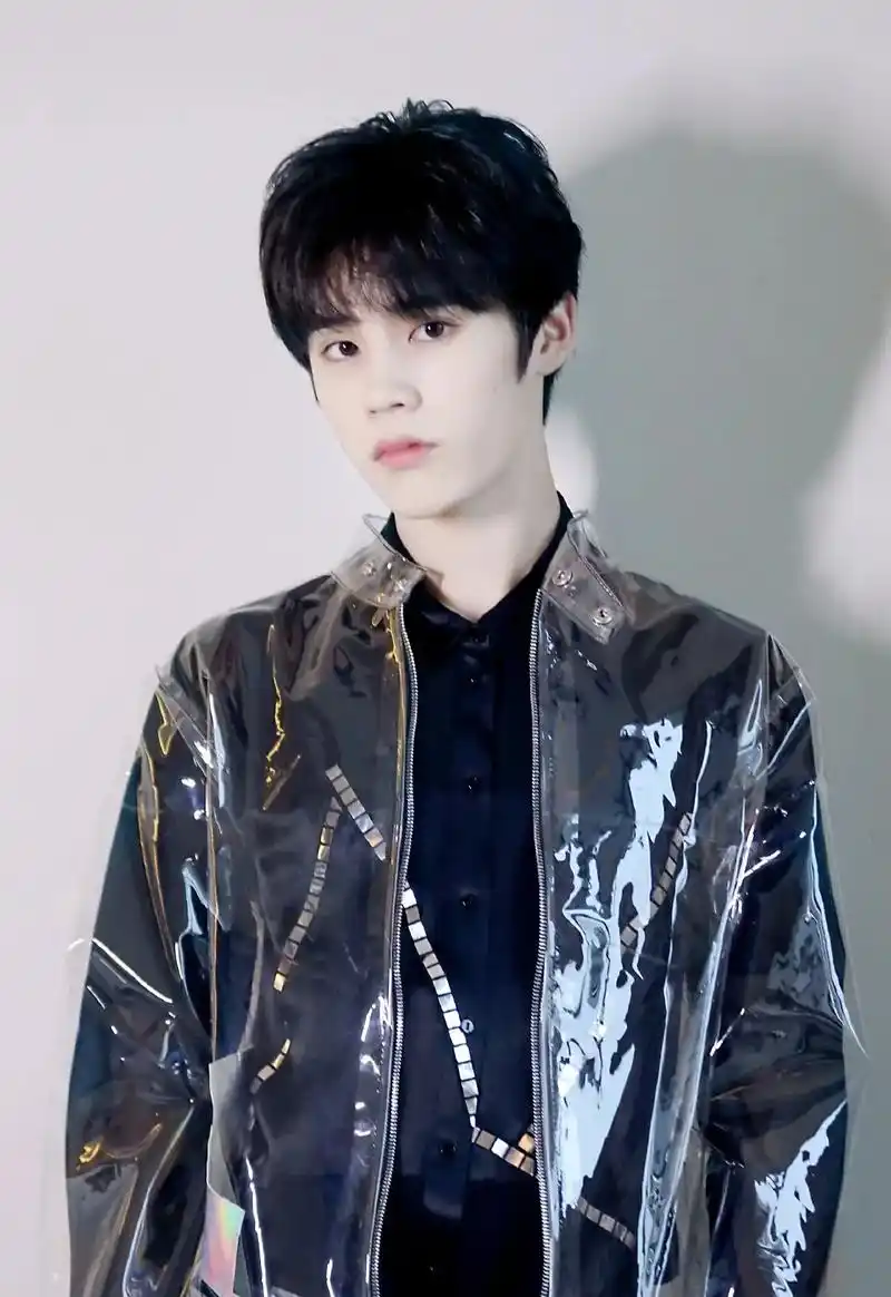 台风少年团 "台风少年行,少年已独行"愿五个小孩都能奔赴在 - 兑趑