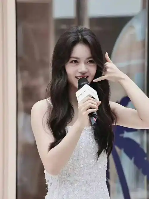 从身高来看,赵今麦也有160出头.他是一个典型的小女孩,外表甜美美丽.