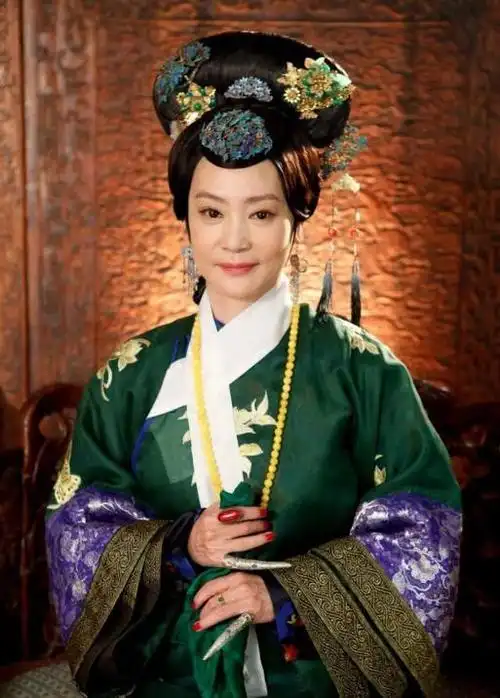 她是范冰冰的恩人,经历初恋流产不育,初婚丈夫坠楼身