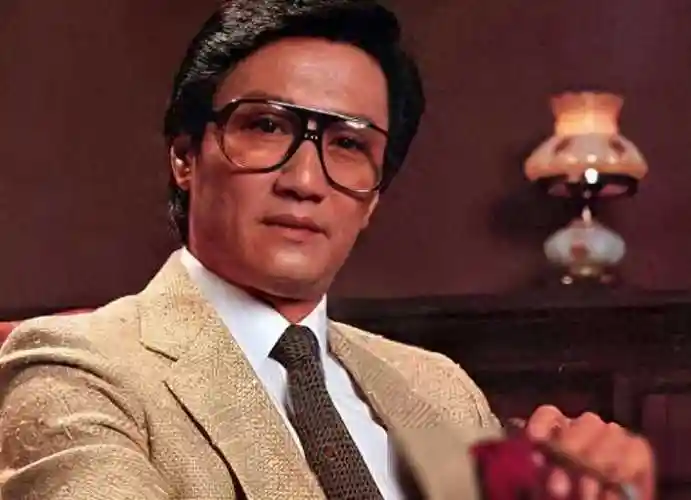 他年轻时就凭借出演《神雕侠侣》一炮而红,成为了香港影坛的重要人物.