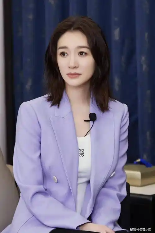 "李小冉"才是腿精代表吧,穿红卫衣配长筒靴,大长腿堪比超模_气质