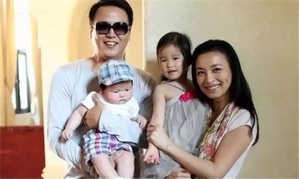 张庭老公林瑞阳和其他女子十指相扣,她却熟视无睹?