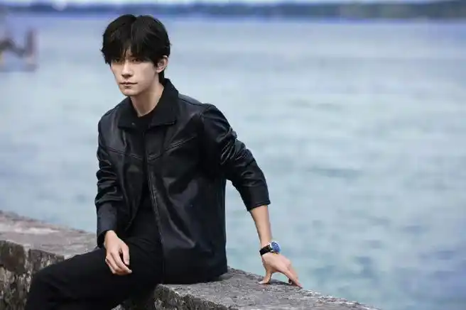 易烊千玺海边漫步