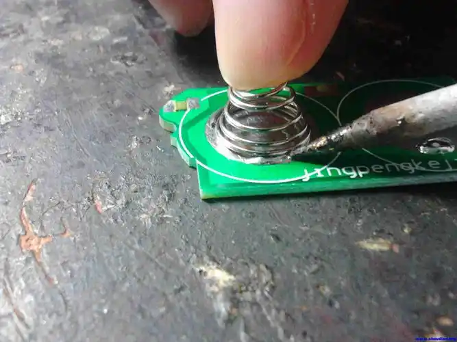 冷却后弹簧就固定了 换一边接着焊