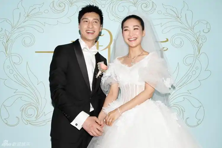 陶昕然何建泽大婚浪漫拥吻 计划生一子一女