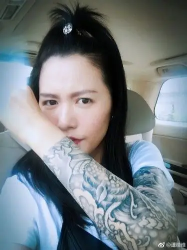 谭维维做搞怪表情超精分!