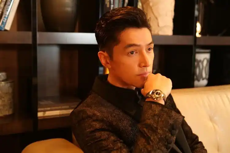 金马伯爵大使胡歌 这一身黑色礼服套装帅的过分了_男士_潮流时尚网