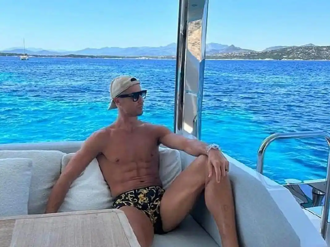 38岁的c罗近日晒照,身材依旧顶级,腹肌,人鱼线清晰可见.