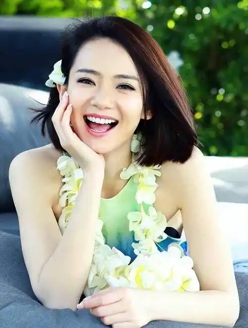 戚薇刚出道的时候,走清纯可爱路线,第一眼被惊艳到了_御姐_风格_杨颖