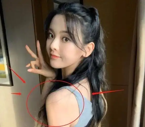 杨超越穿吊带背心自拍,忘记开美颜滤镜,可这直角肩骗不了人