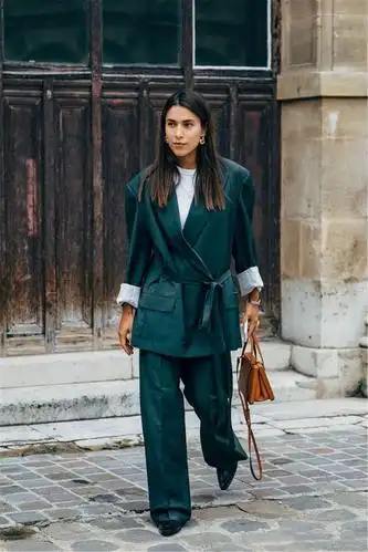 早春西装外套超流行!学会这4种搭配方法,时髦又显瘦