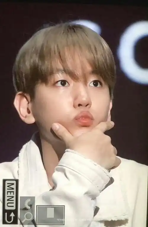 边伯贤脸颊比心##边伯贤戴大象发箍