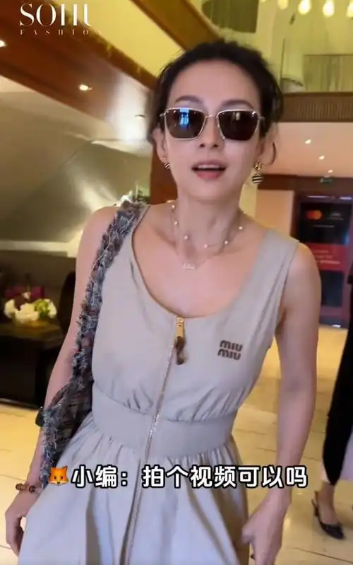 章子怡戛纳第5套造型太美了!黑衣白裙俏皮优雅,杨幂穿了个啥?