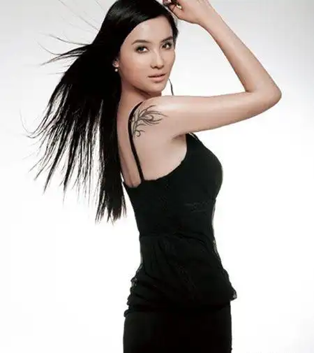 性感偶像明星宋佳肩部纹身tag标签:宋佳性感肩部小宋佳性感美腿纹身