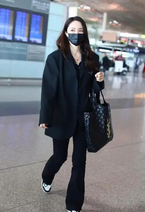 董璇上了年纪反而更美穿西装走机场好俏皮看着仍像少女