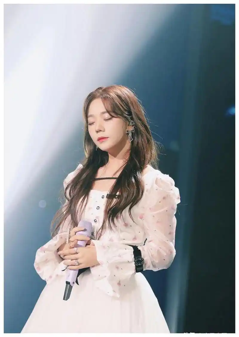 张紫宁白色蓬松裙优雅写真