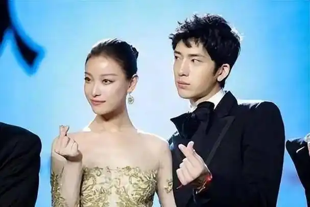 所以当冯绍峰和倪妮感情出现问题时,他果断出手,成功抱得美人归.