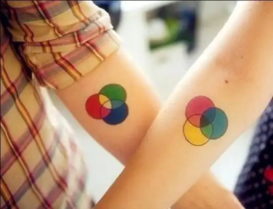 比翼双飞的幸福情侣手臂彩色纹身图案分享