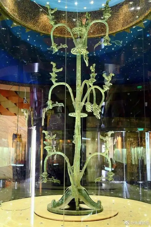 三星堆出土的青铜神树