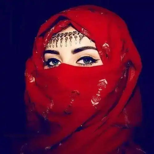 一直以来,说到阿拉伯女性,我们自然而然地都会想到厚厚的头巾.