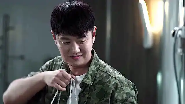 黑白禁区第三十五集,李二牛你变了,你怎么能送牛粪的工艺品给人家呢