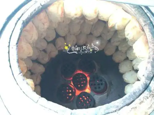 这种的手工烧饼,用的是这种特制的大铁炉,里面用煤来烤制,形状像一口