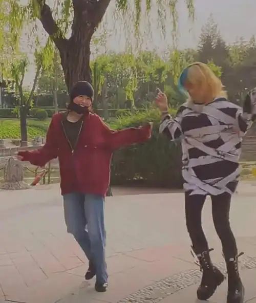 窦佳嫄与同父异母姐姐窦靖童跳舞,称"我们是一家人",画面可爱