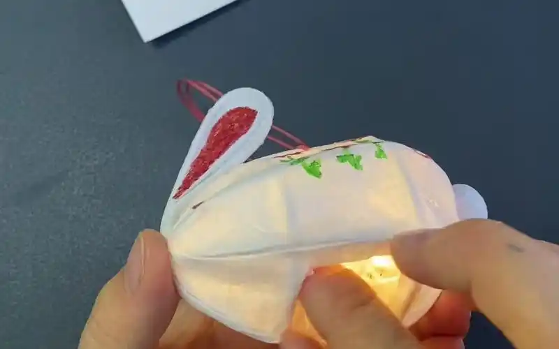 口罩的华丽变身,来用口罩做可爱的兔子灯笼!