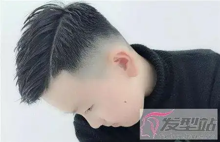 小男孩发型短发铲两边 侧削雕刻打造新潮帅气感