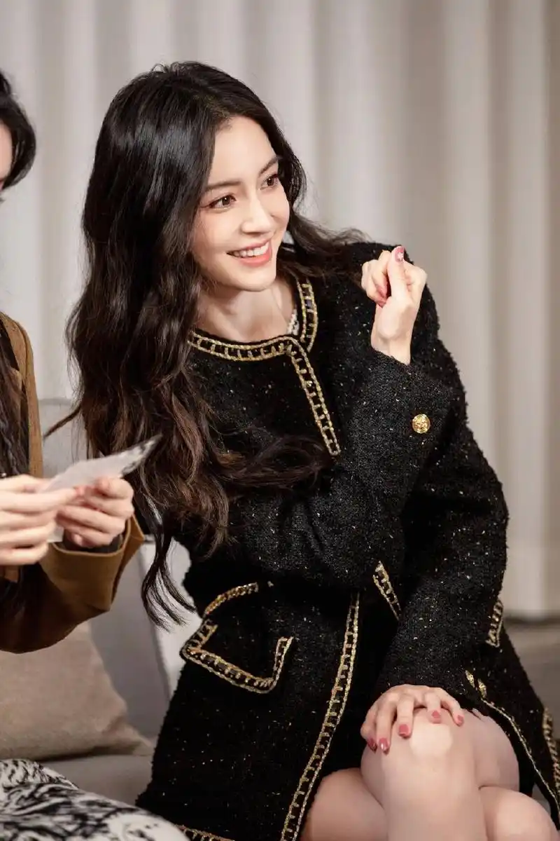 组图:angelababy杨颖最新美照出炉 面露甜笑优雅迷人