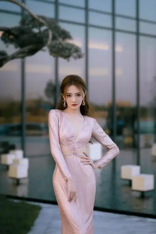 徐璐这才叫巴掌腰腰间镂空太显身形少女看了都得羡慕