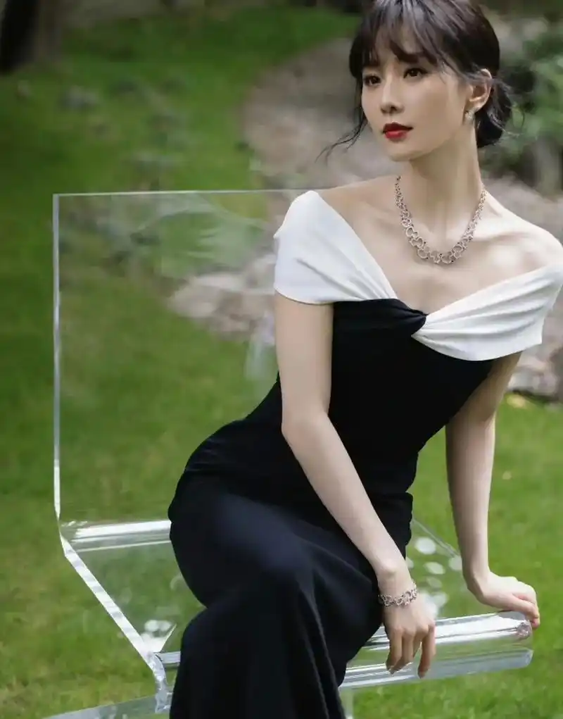 刘诗诗今日上海出席活动造型  身着一袭roland02mouret02pre-fall