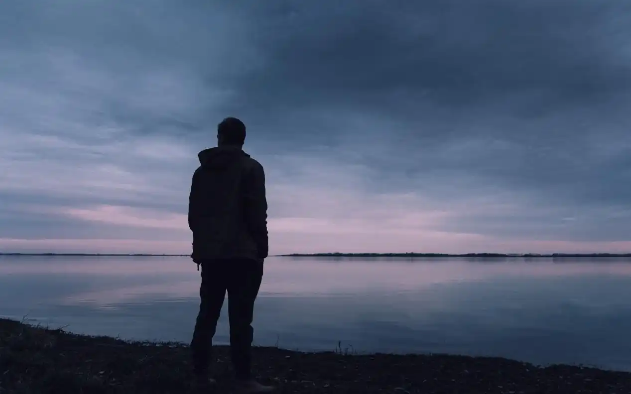 心理测试:4个男生的背影比较孤独?测出你的人生转折点在哪里?