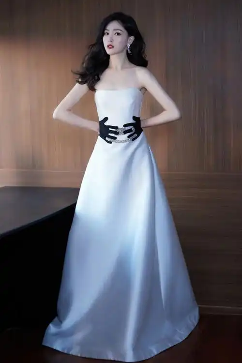 唐嫣白色抹胸长裙高贵典雅礼服腰带打破常规别具亮点