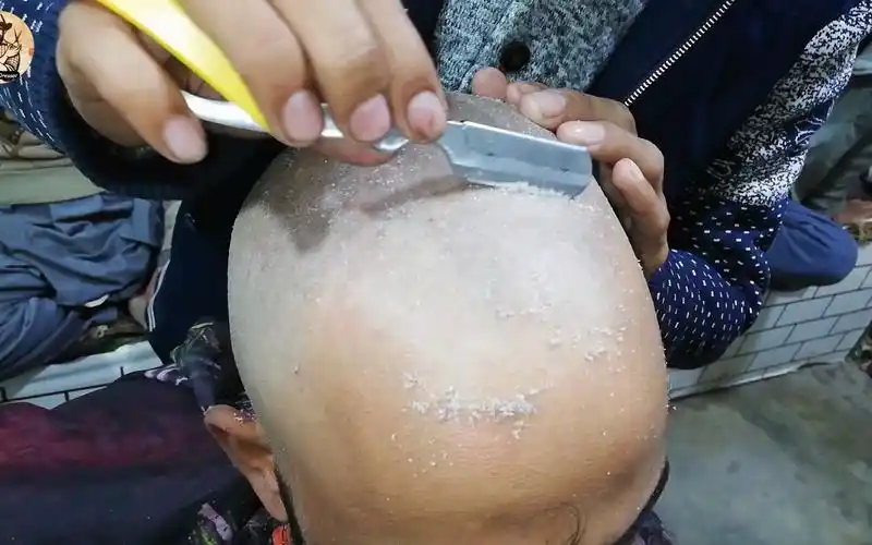 【超治愈】印度理发店给客人保养光头