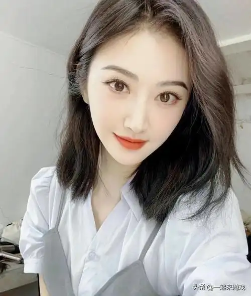 景甜,她的五官线条清晰,眼睛明亮且灵动,眼睫毛又浓又密,鼻子立体挺拔