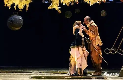 拉克鲁瓦也开始为剧院设计舞台服装,是巴黎歌剧院,法兰西喜剧院等诸多