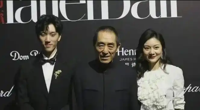 张艺谋儿子张壹男惹争议出席巴黎名媛舞会模样撞脸喜剧人常远