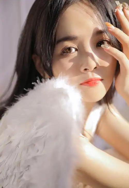 白净大眼美女惹火性感美女写真